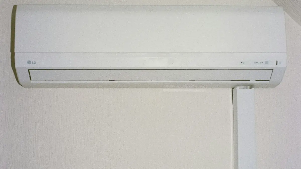 Close-up van een witte binnenunit van een split-airco