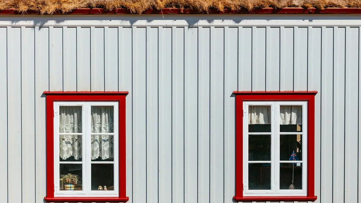Monteur plaatst een nieuw wit kozijn in een woning
