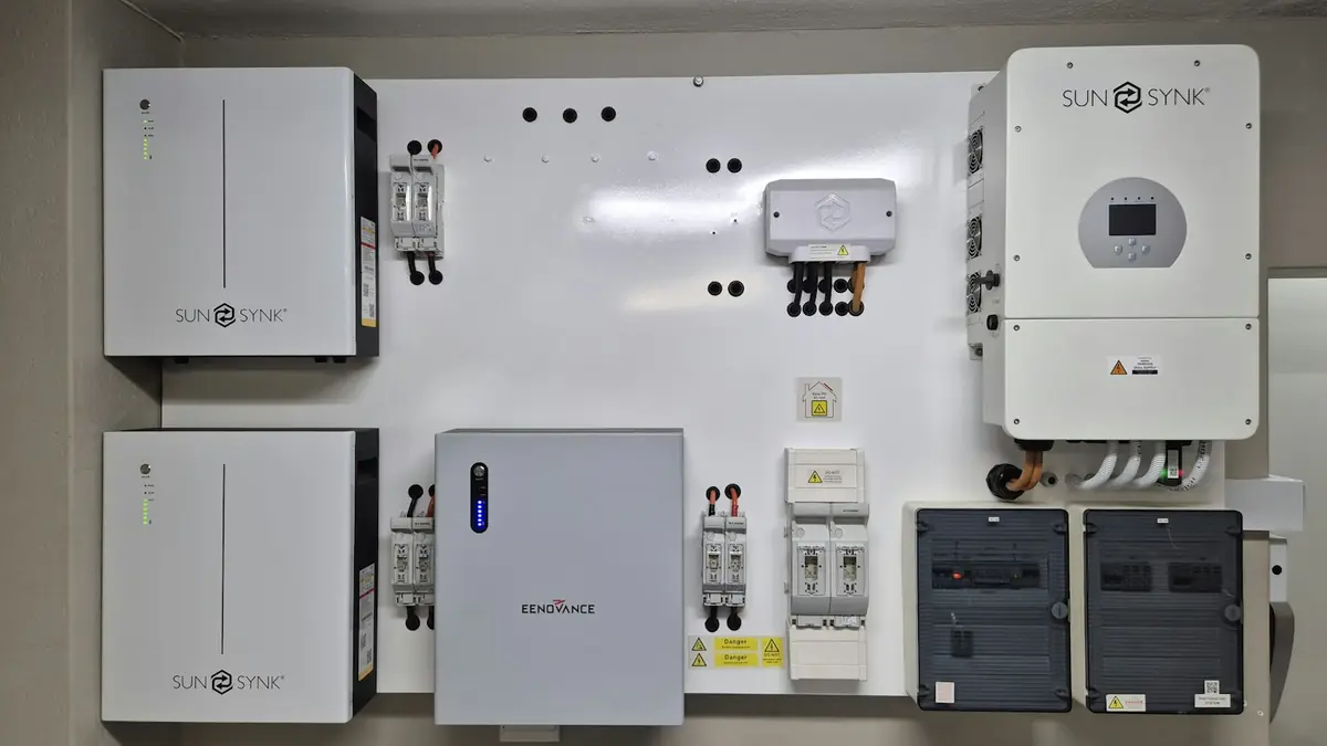 Thuisbatterij met omvormer aan de muur in een technische ruimte
