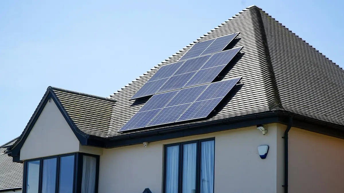Zonnepanelen op het pannendak van een woning